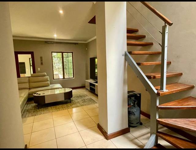 3 BEDROOM TOWNHOUSE FOR SALE IN MENLO PARK